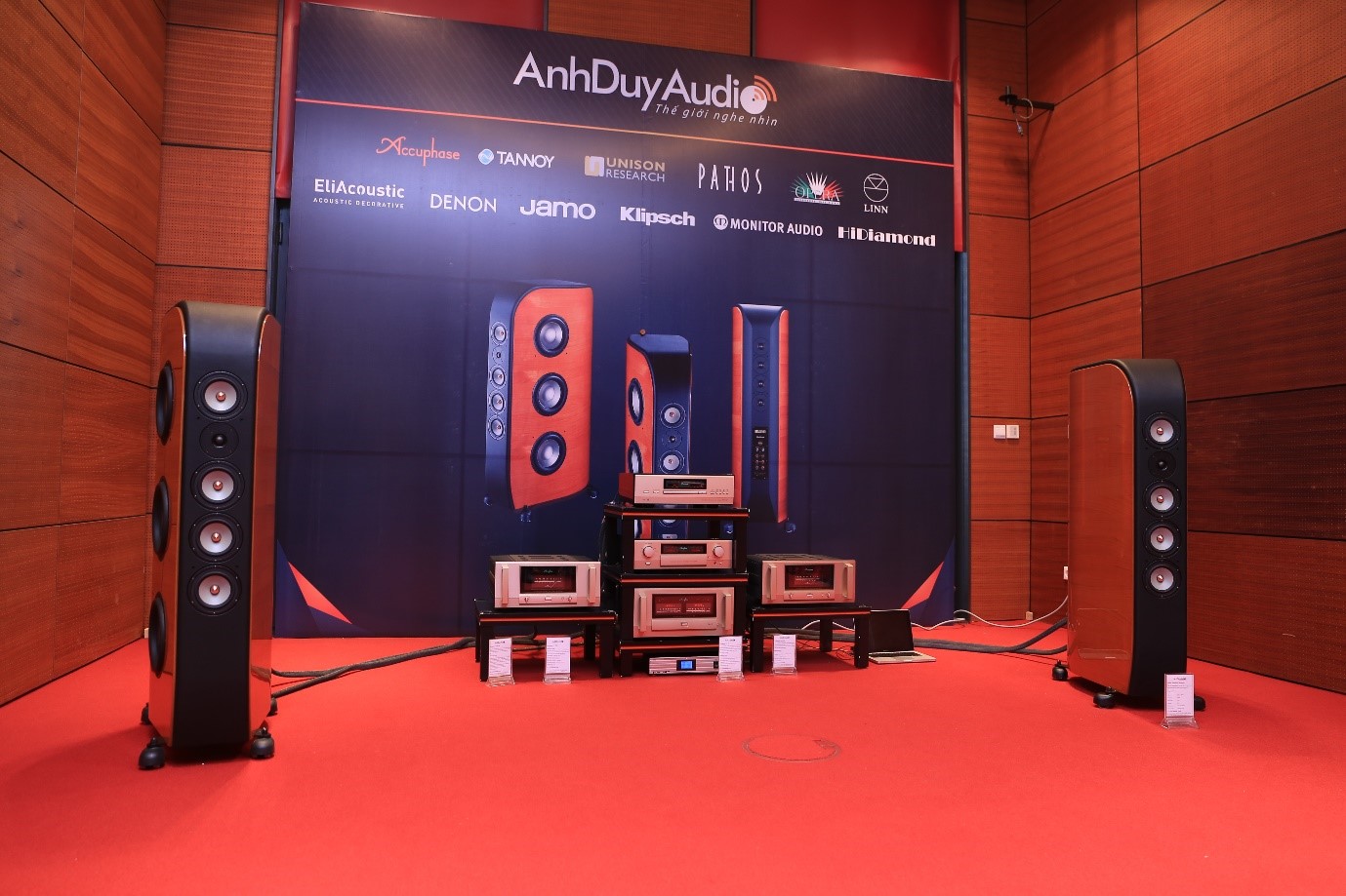 Gian hang trien lam cua Anh Duy Audio