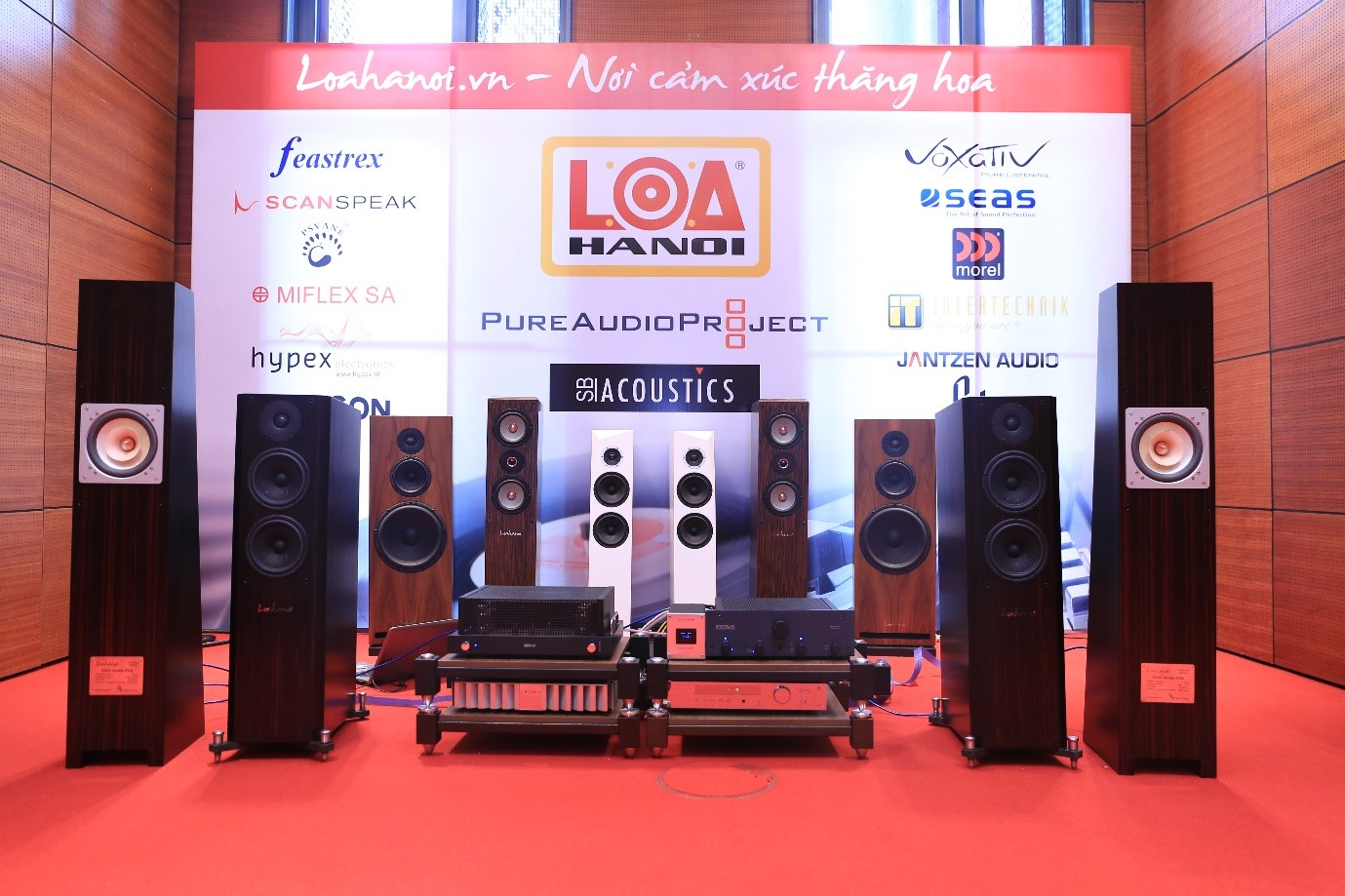 Gian hang trien lam cua Loa Hanoi