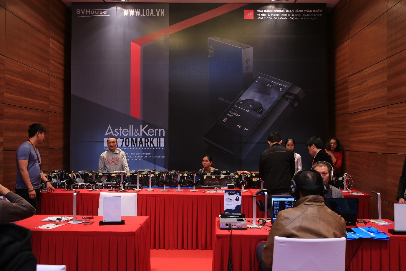 Gian hang trien lam cua SV House