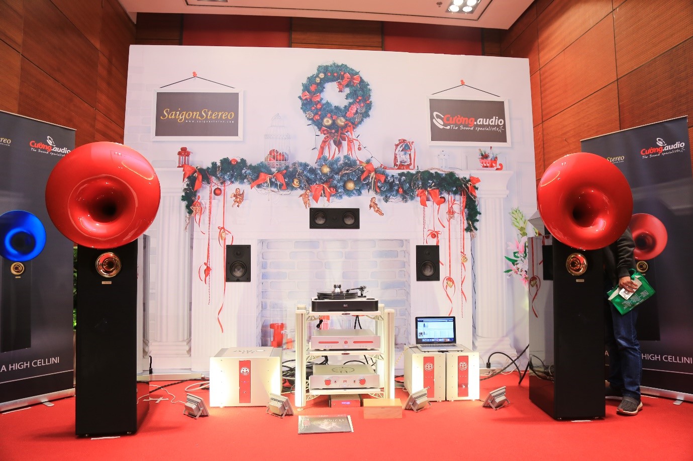 Gian hang trien lam cua Sai gon stereo va Cuong Audio