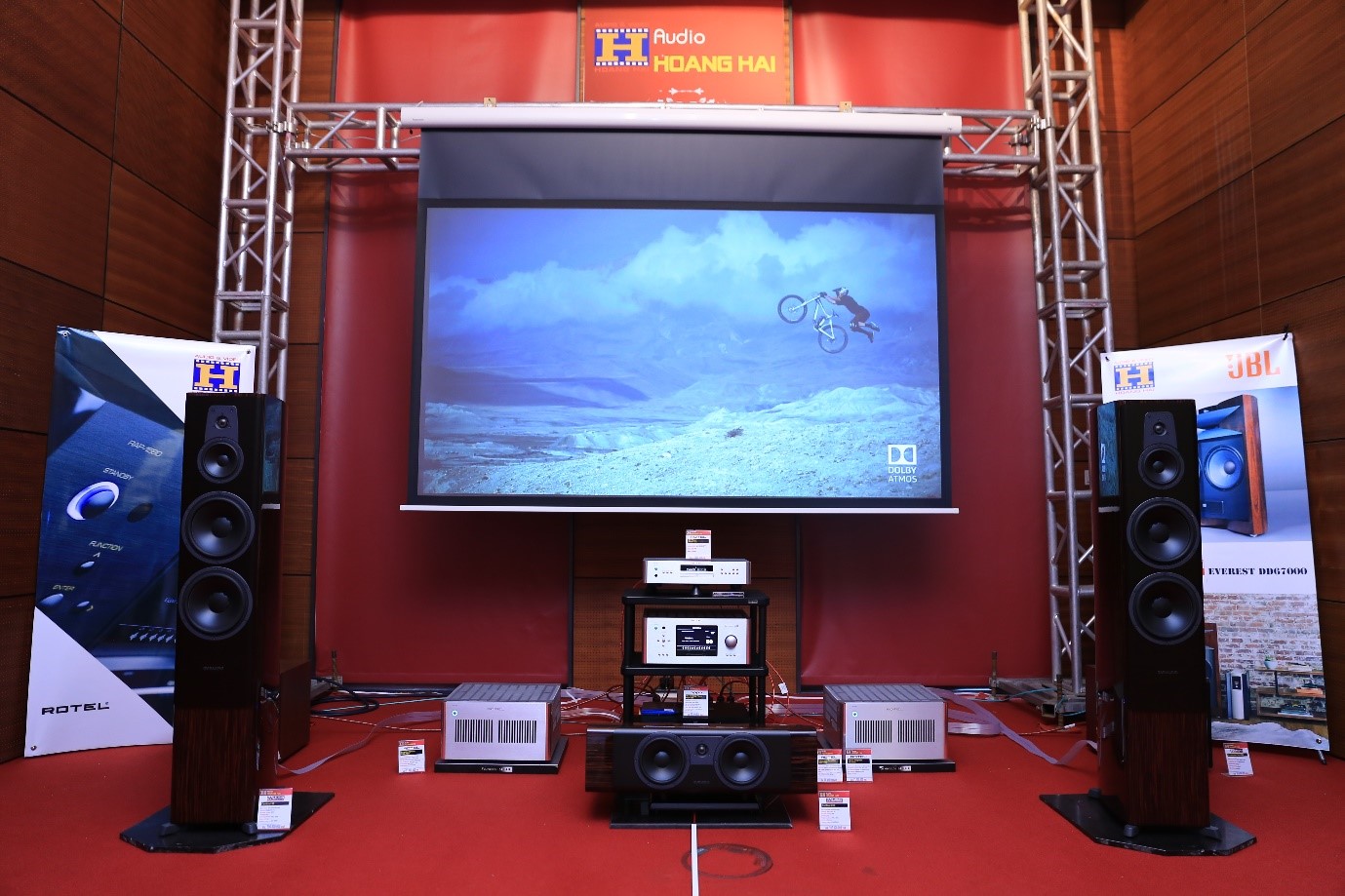 Gian hang trung bay cua Hoang Hai Audio