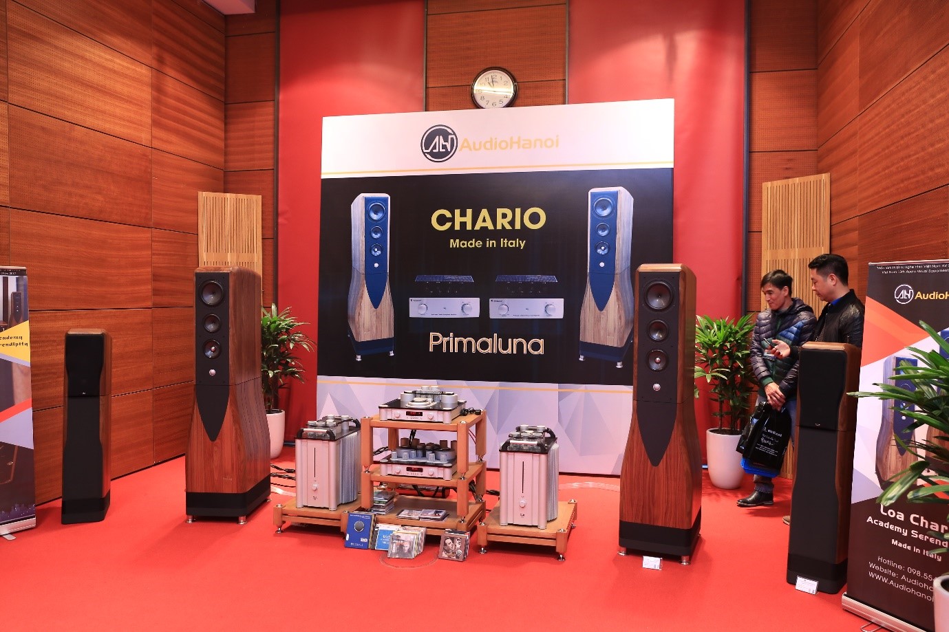 Gian hang trung bay loa Chario