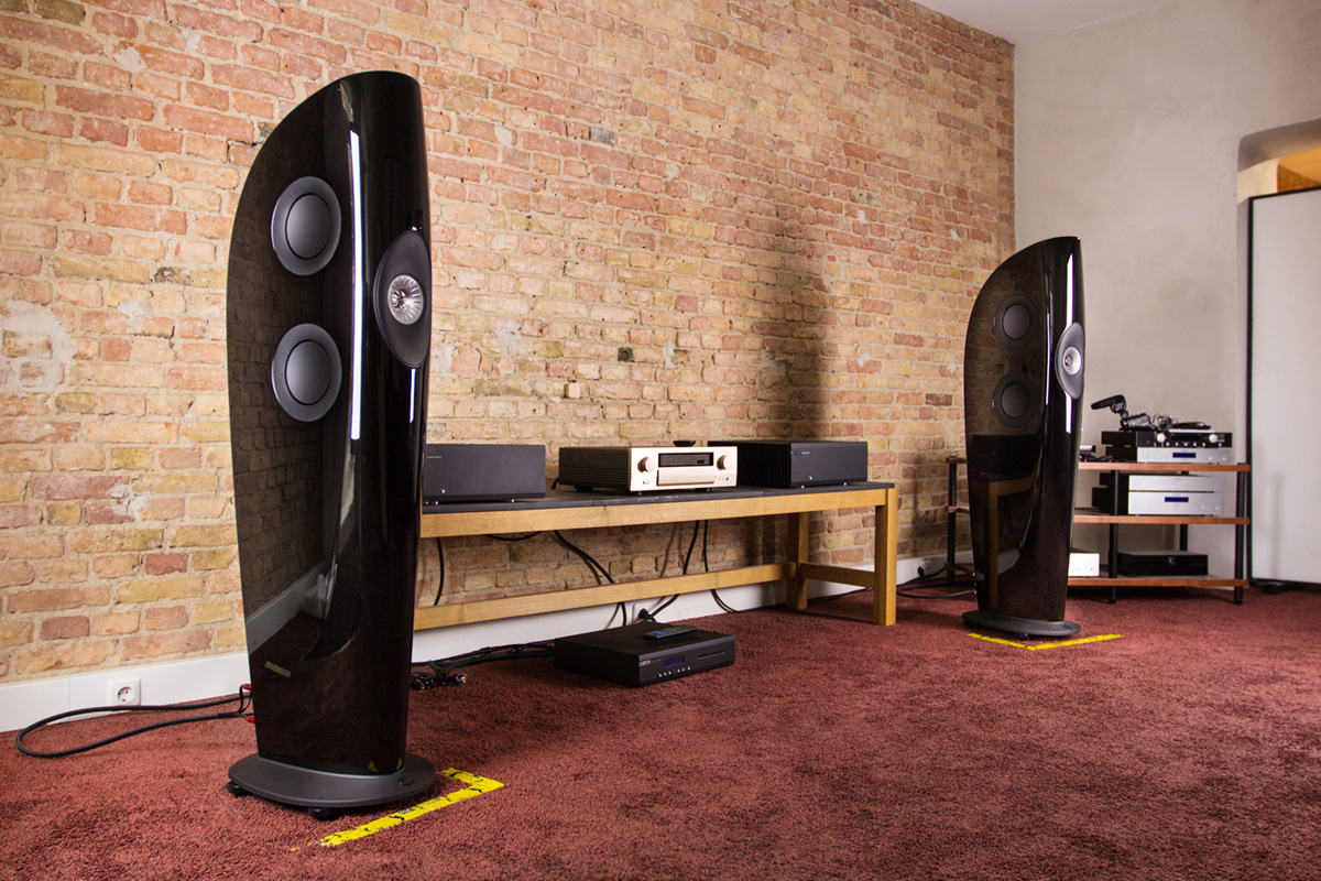 dong loa Kef Balde co vo loa là tu go balsa va soi Carbon tong hop