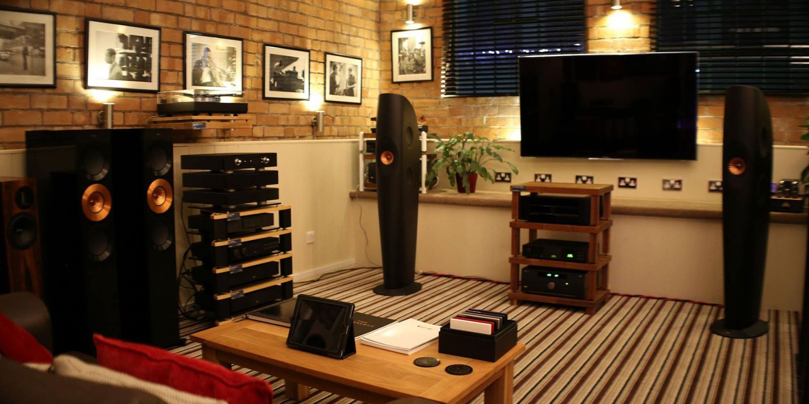 dong loa kef blade co kha nang kiem soat am thanh dang kinh ngac