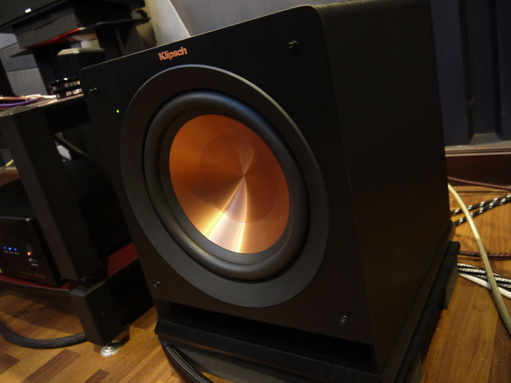Loa Klipsch RP-110WSW voi cu loa bass mau vang dong bat mat