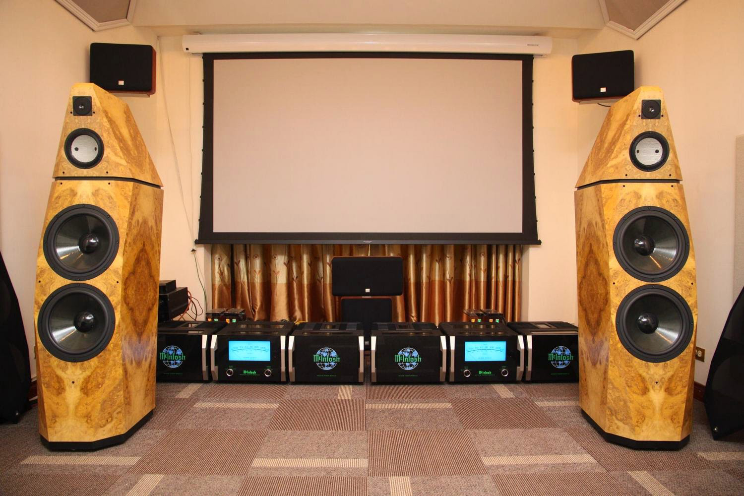 Loa Avalon Isis hinh dang hoan my