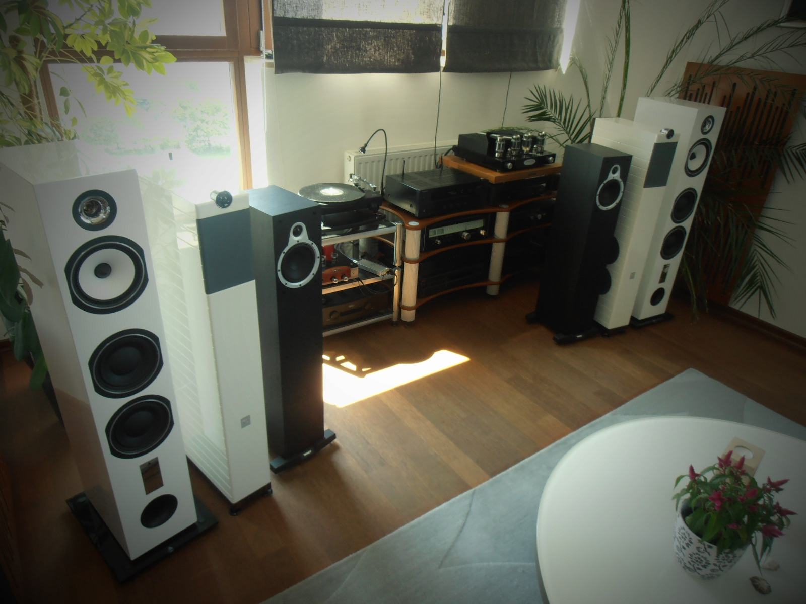 Loa Tannoy Eclipse Two trong bo dan dang cap
