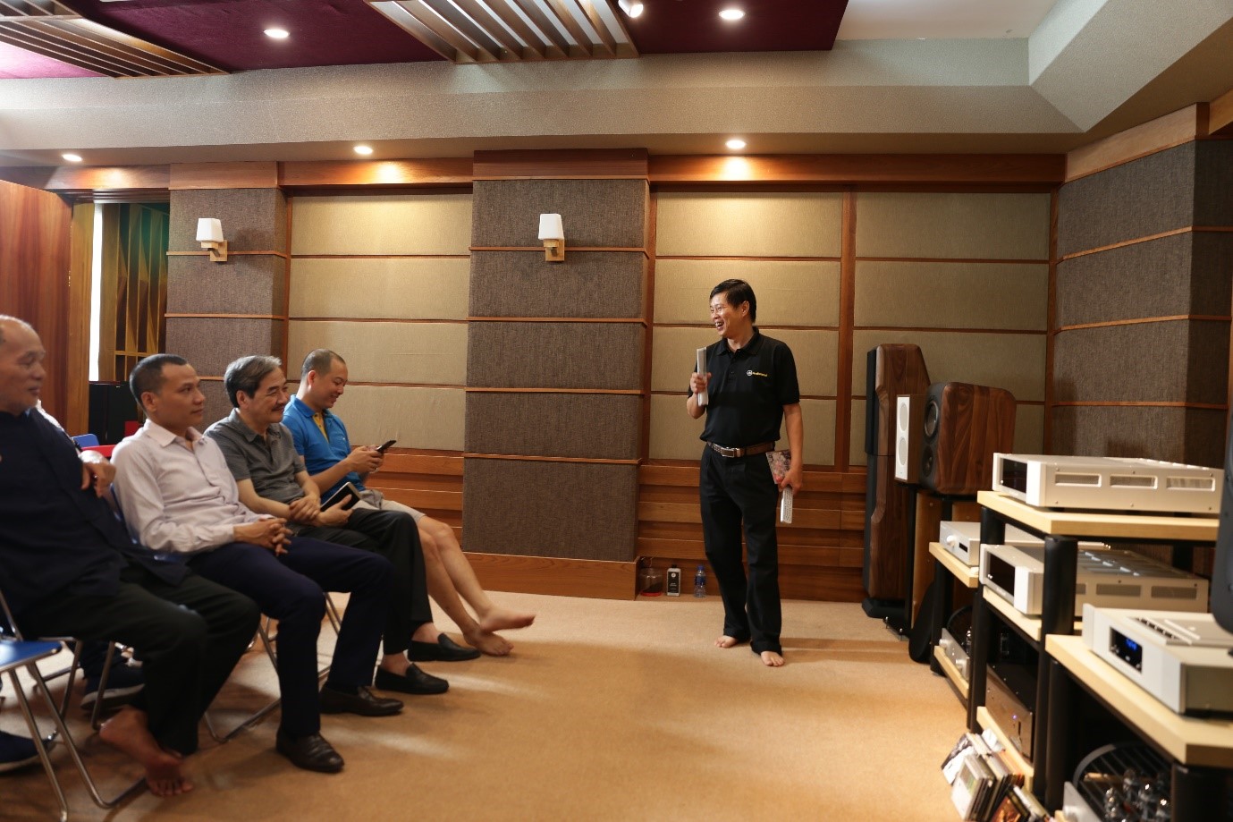 Trao doi Kien Thuc Ve Loa Boookshelf can canh