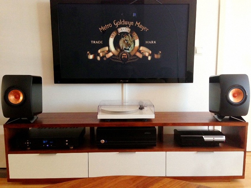 chan loa Dynaudio SF1 thiet ke nho gon