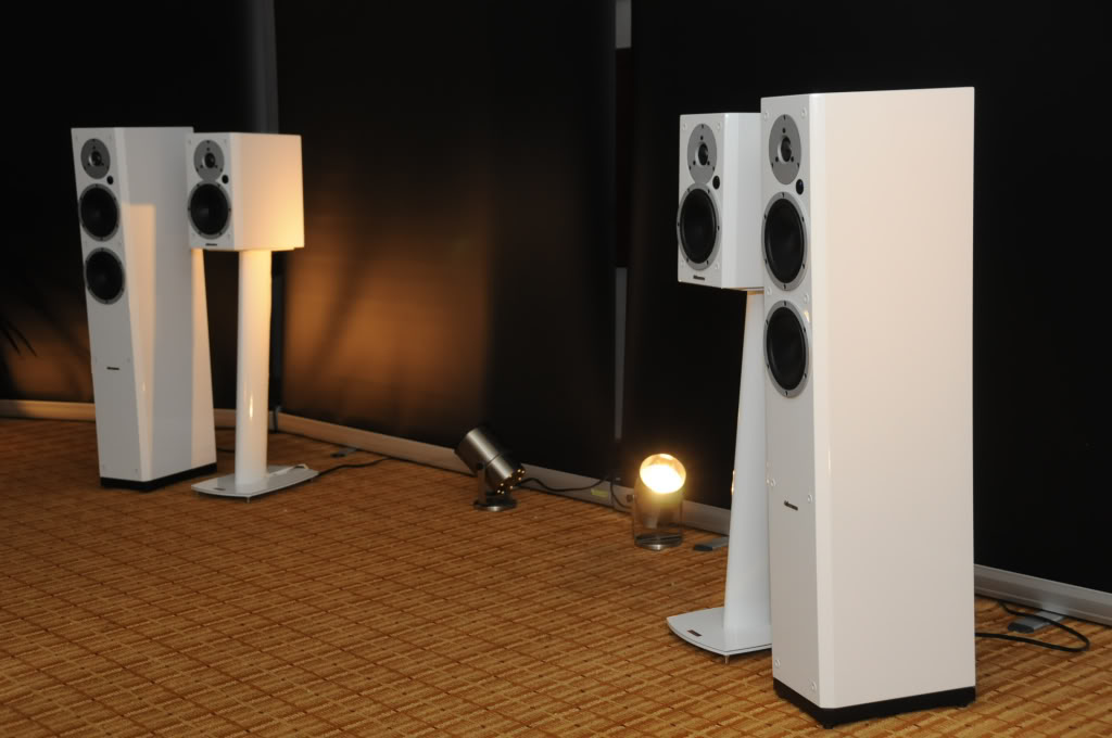 chan loa Dynadio Stand 3X mau satin trang