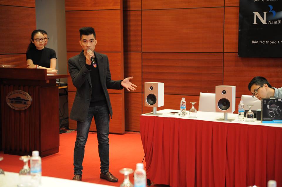 dai dien Audiohanoi gioi thieu san pham tham gia trien lam