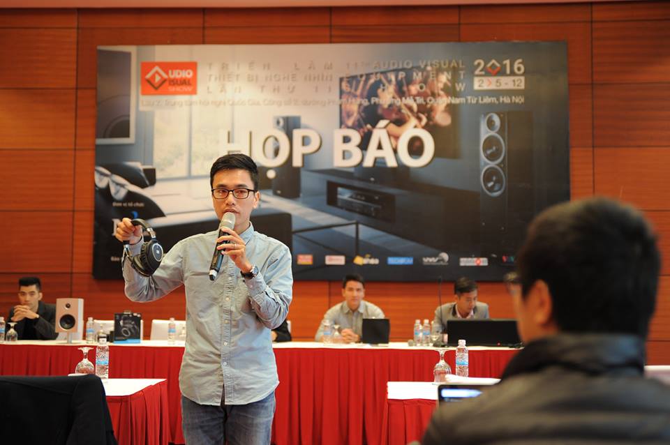 mot dai dien don vi khac gioi thieu san pham trong buoi hop bao