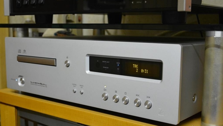 goc mạt truoc dau SACD/CD Luxman D-05 