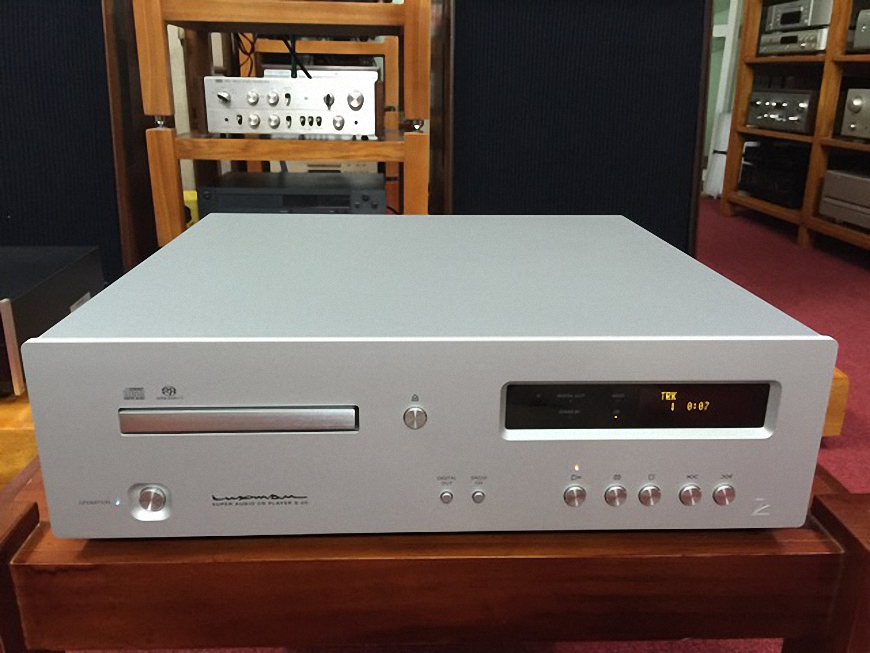 dau SACD/CD Luxman D-05  vo nhom chac chan