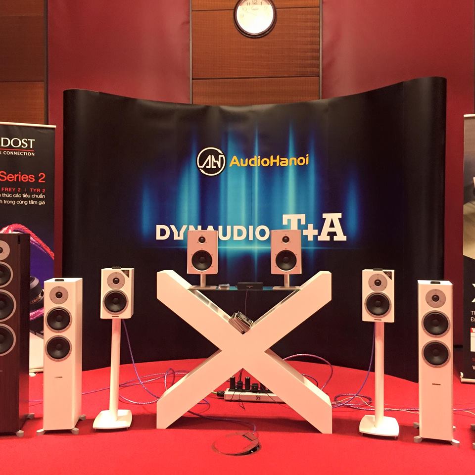gian phong trinh dien dynaudio truoc gio trien lam