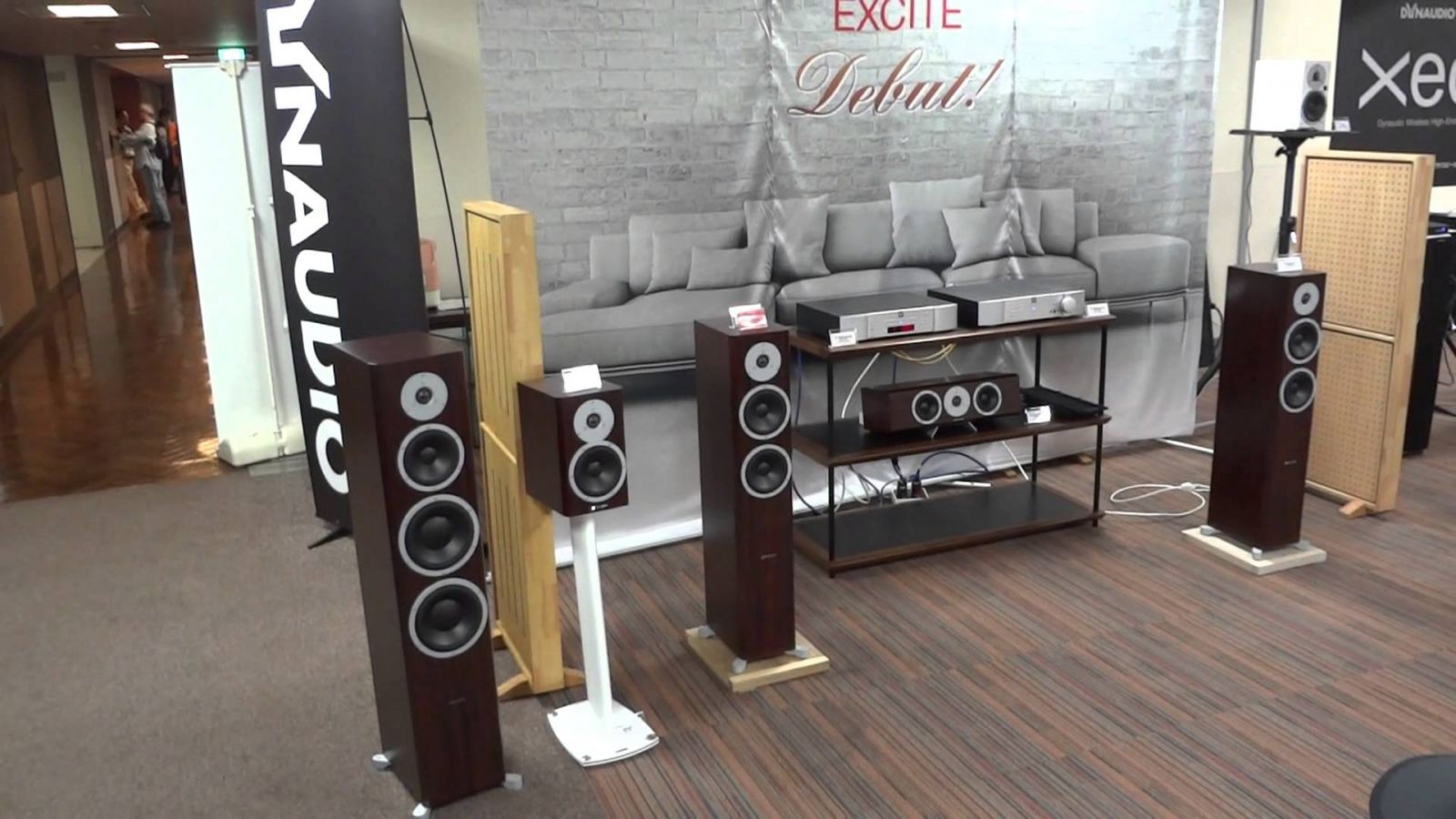 dong loa dynaudio Excite co hai mau chinh la walnut và rosewood