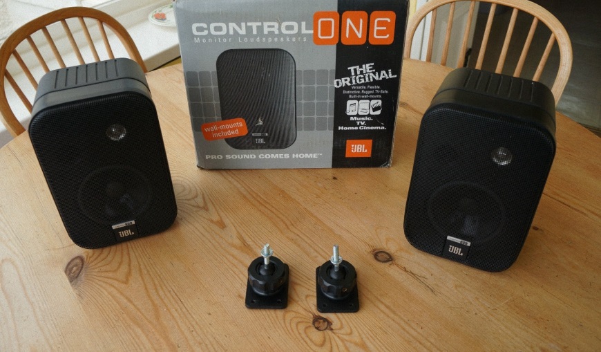 doi loa JBL Control One