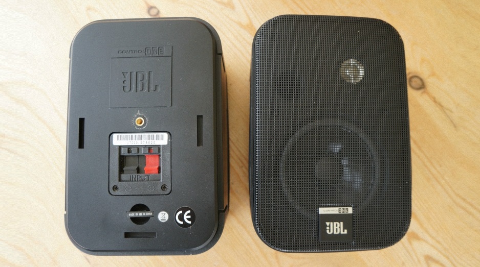 can canh mat truoc va sau loa JBL Control One