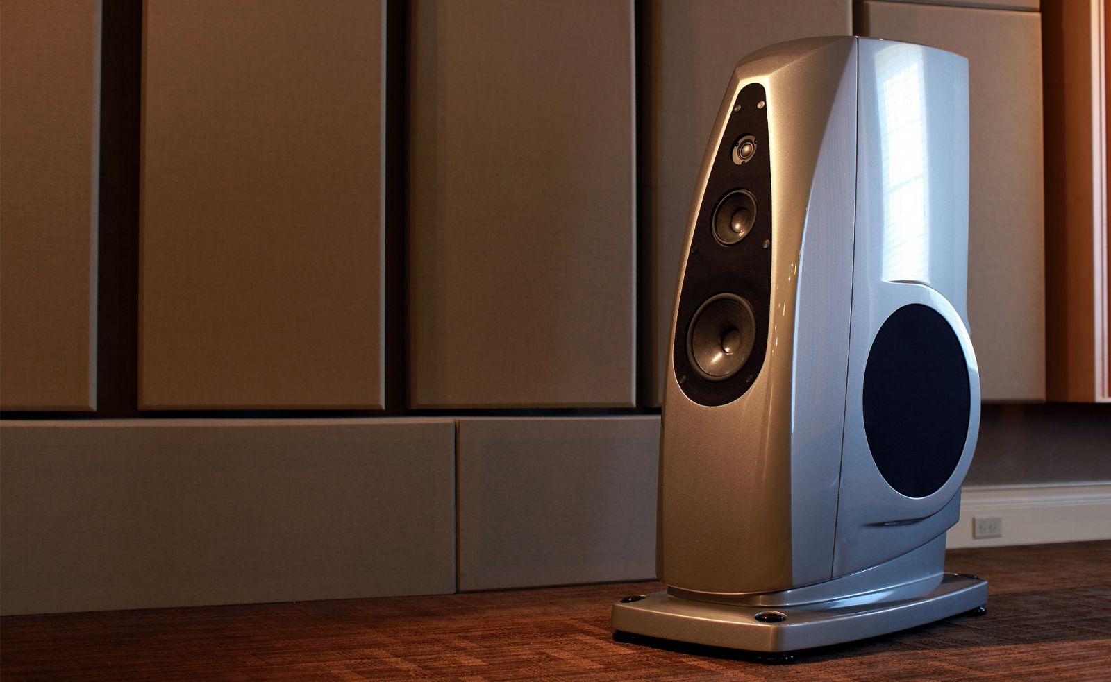 loa Rockport Altair mau trang