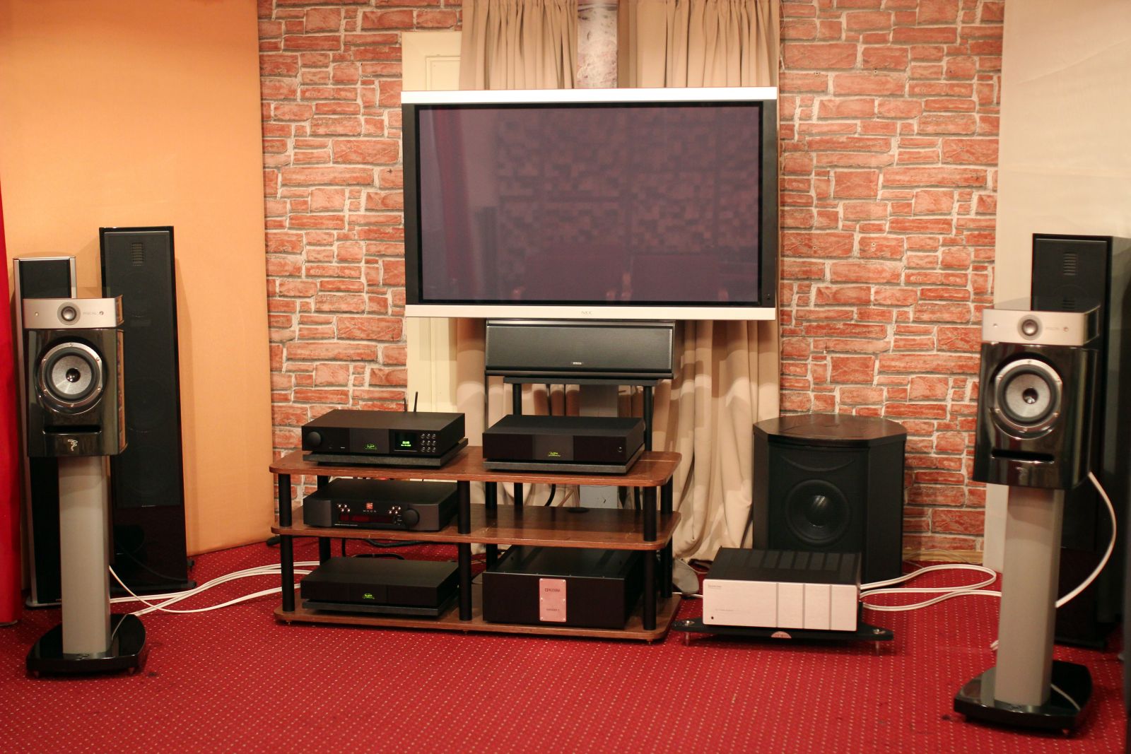 loa bookshelf diablo utopia luon la khao khat cua nhieu nguoi