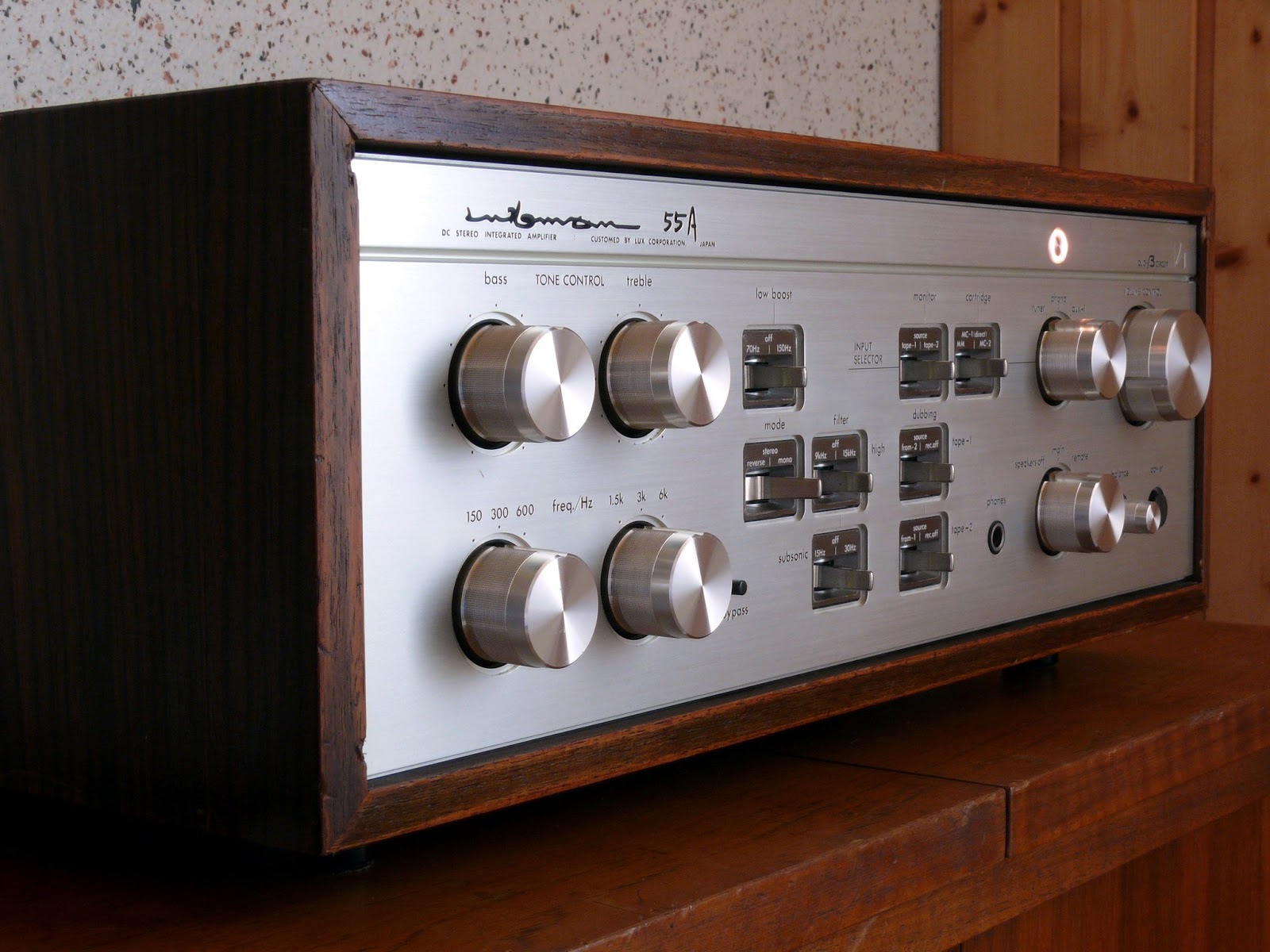 dong pre amplifier luxman trang bi them nhieu tinh nang