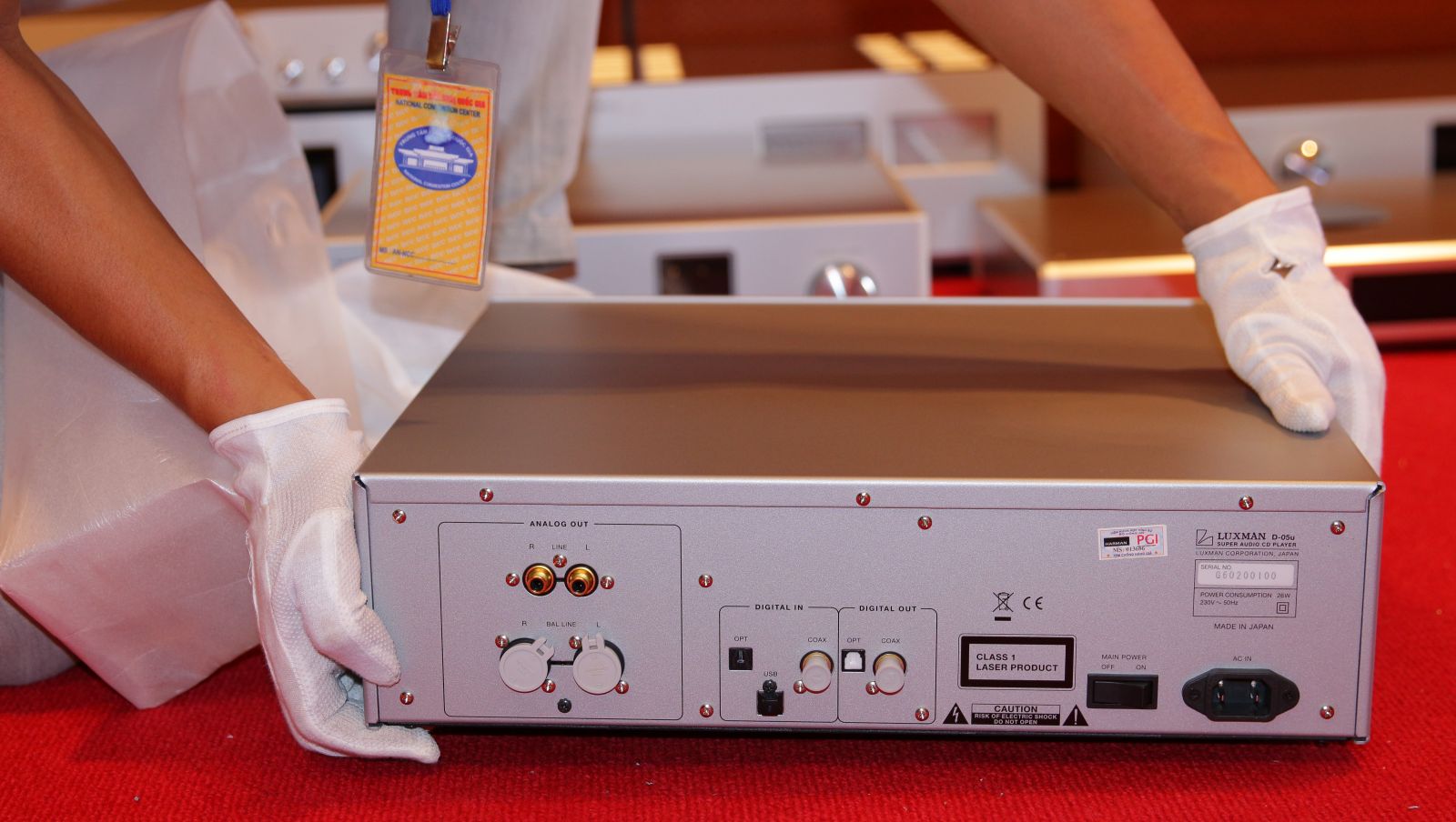 nhan vien audiohanoi gioi thieu san pham luxman