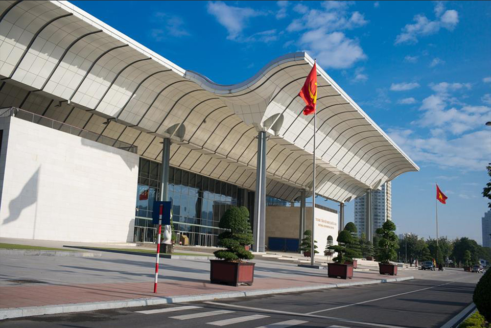 quang canh truoc gio dien ra khai mac trien lam